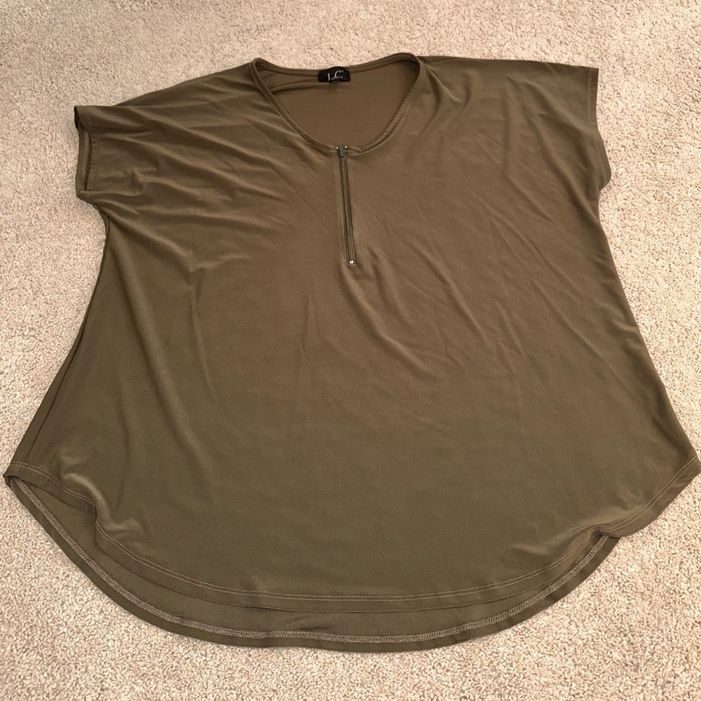 LC by Laura Cruz Short Sleeve Top in Olive. Size 2X